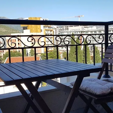 Charming With Mountain Views Budva