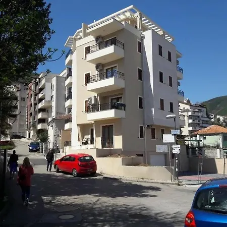 Charming With Mountain Views *